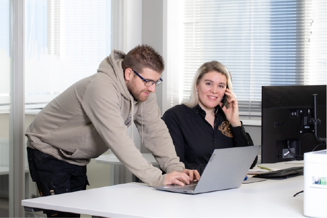 Vrouw Aan Het Bellen En Man Met Laptop